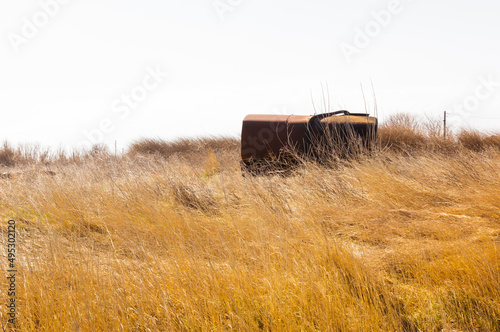 Alter Ölkanister in Feld photo