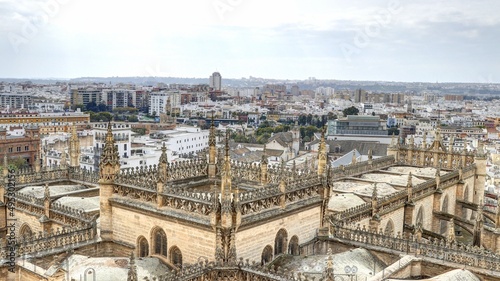 la ville de Séville vue depuis les hauteurs de la cathédrale avec ses toits, ses rues et ses églises © Lotharingia