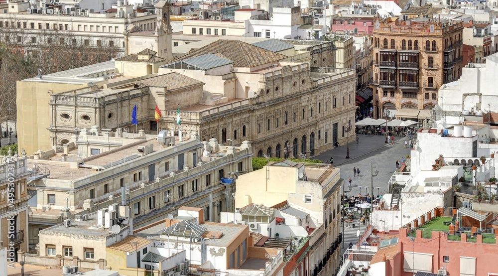 la ville de Séville vue depuis les hauteurs de la cathédrale avec ses toits, ses rues et ses églises