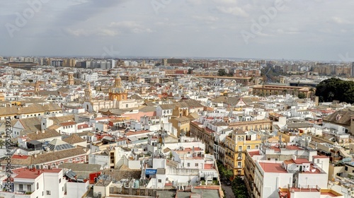 la ville de Séville vue depuis les hauteurs de la cathédrale avec ses toits, ses rues et ses églises