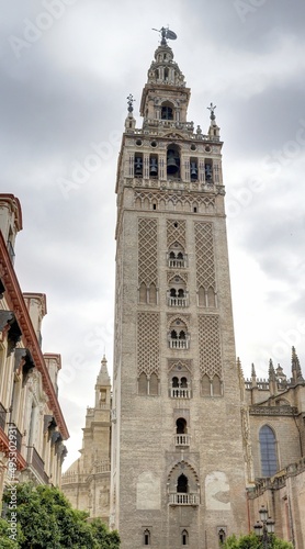 Cathédrale Notre-Dame du Siège de Séville et la giralda en Andalousie photo