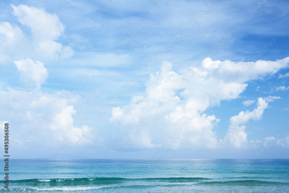 Fototapeta premium Sea landscape and sky with clouds