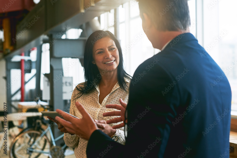 Obraz premium Theyre not afraid to go big with their ideas. Shot of two businesspeople having a discussion in an office.