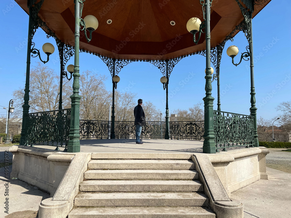 Seul au coeur du kiosque à musique