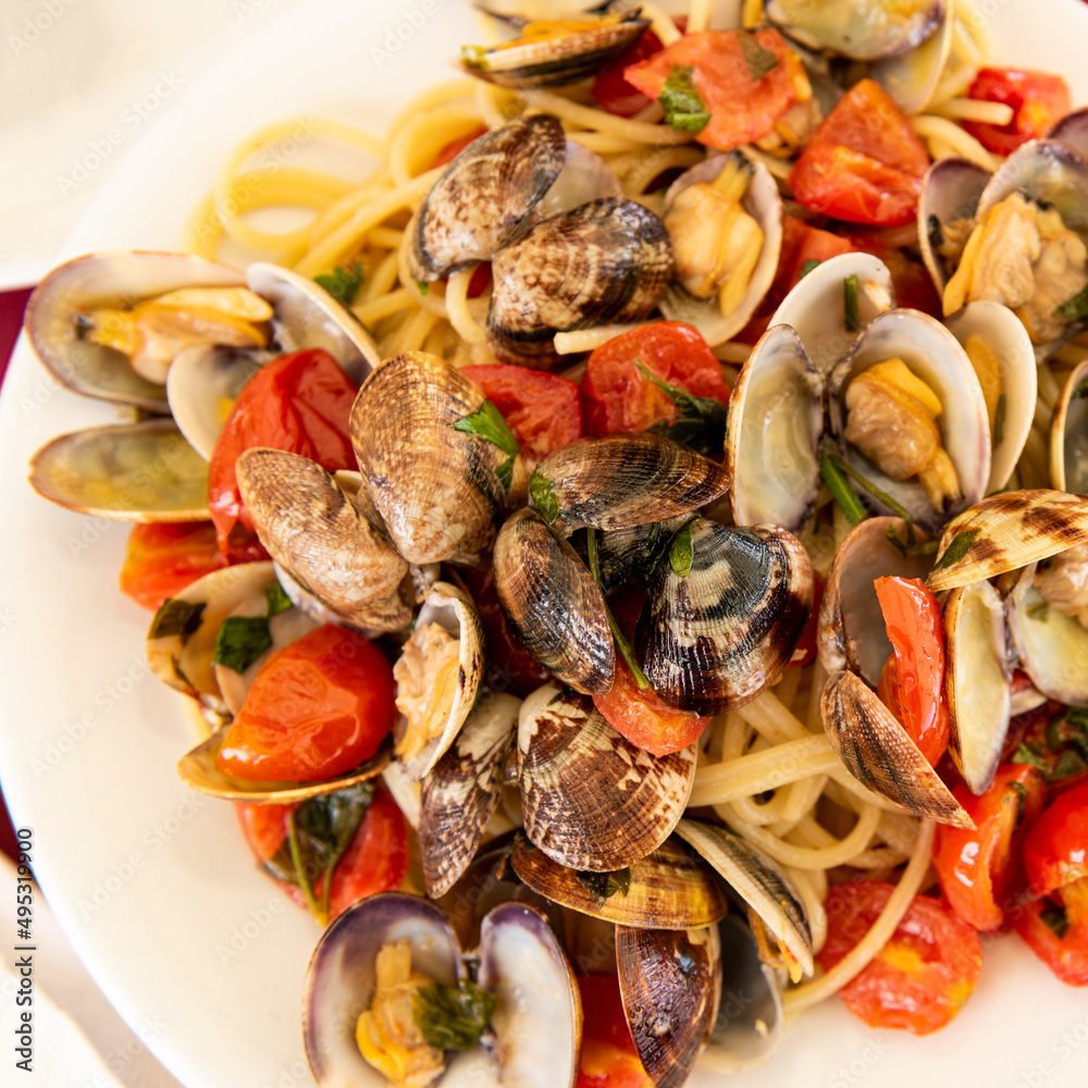 delicious spaghetti with clams and tomatoes delicious spaghetti with clams and tomatoes