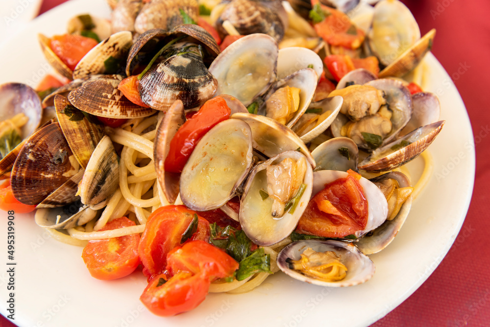 delicious spaghetti with clams and tomatoes delicious spaghetti with clams and tomatoes
