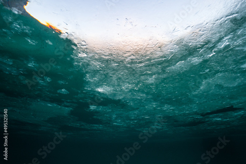 Foto Underwater shot of the ice covered surface of the arctic ocean