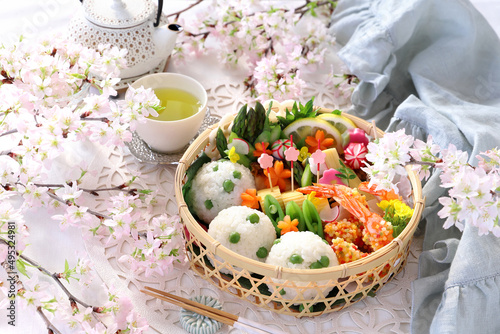 Cuadro en lienzo 豆ごはんのお花見竹かご弁当　お花見弁当