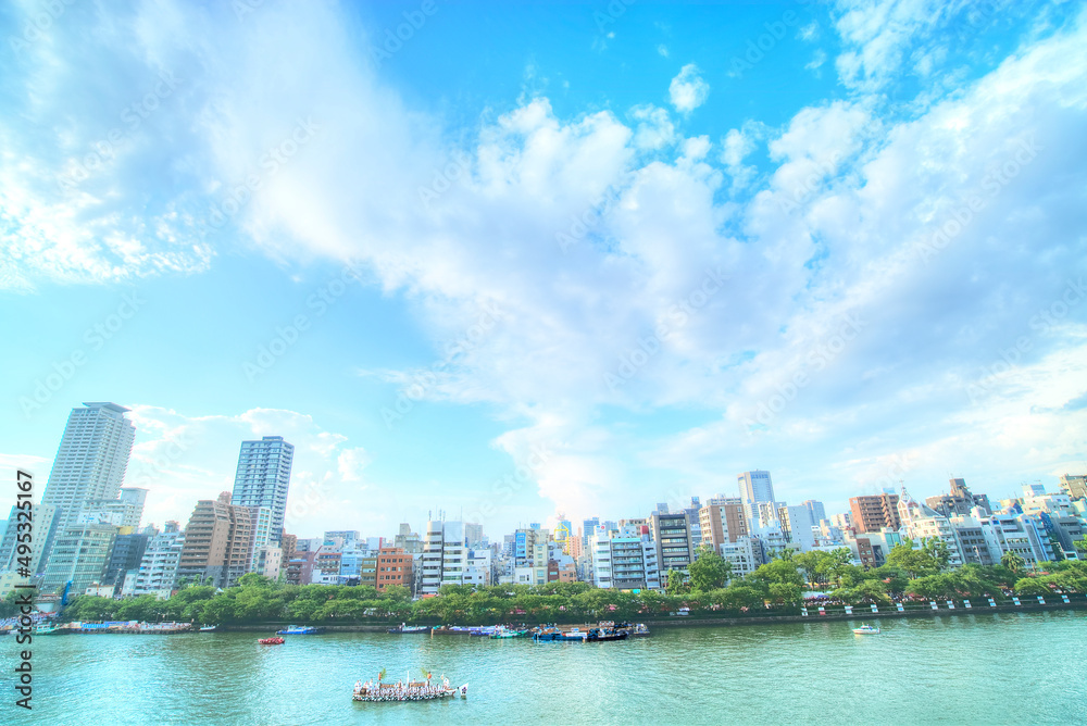 Obraz premium 夏の空に祭りの開催を告げる小船