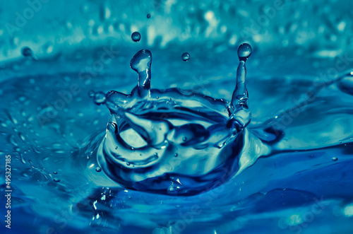 Splash de agua en tono azul