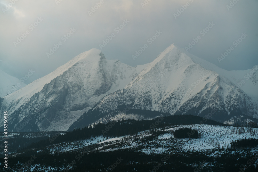 Tatry Wysokie o świcie, zima, szczyty w chmurach, Karpaty, widok z przełęczy nad Łapszanką. - obrazy, fototapety, plakaty 