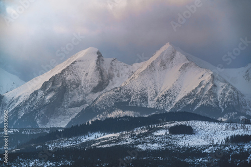 Tatry Wysokie o świcie, zima, szczyty w chmurach, Karpaty, widok z przełęczy nad Łapszanką. © Piotr Szpakowski