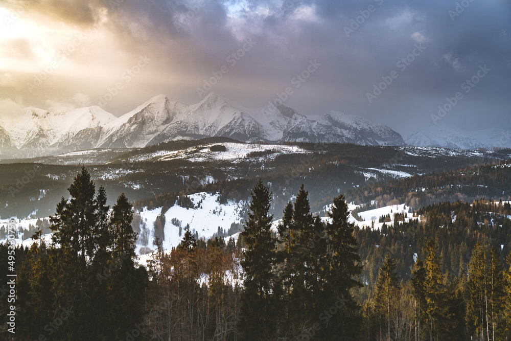 Tatry Wysokie o świcie, zima, szczyty w chmurach, Karpaty, widok z przełęczy nad Łapszanką.