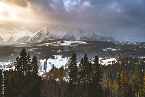 Tatry Wysokie o świcie, zima, szczyty w chmurach, Karpaty, widok z przełęczy nad Łapszanką.