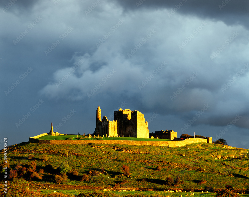 Φωτογραφία Mediaeval cathedral, round tower and Cormac’s Chapel sit on the Rock of Cashel, County Tipperary, Ireland