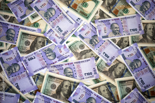 Εκτύπωση καμβά Indian rupees and US dollar bank note as a background