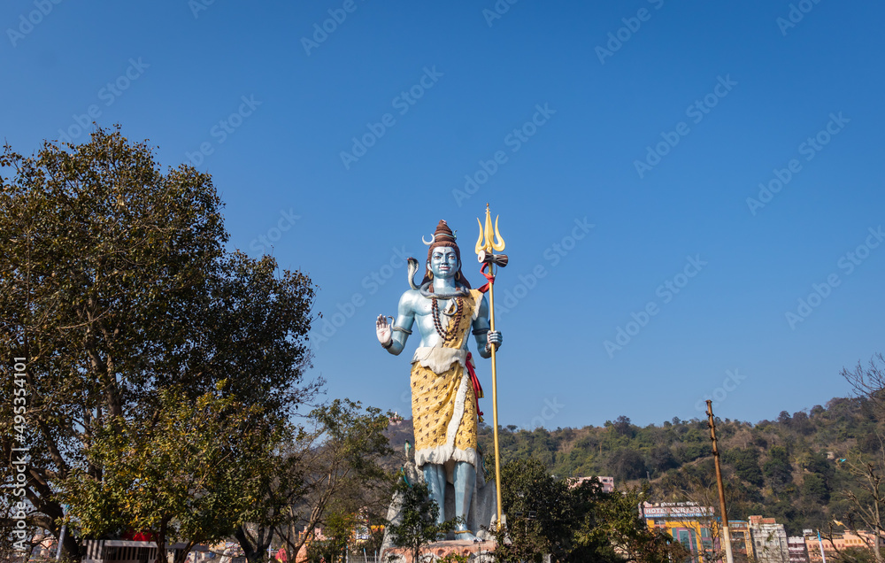 Obraz premium hindu god shiva statue with bright blue sky background at morning from different angle