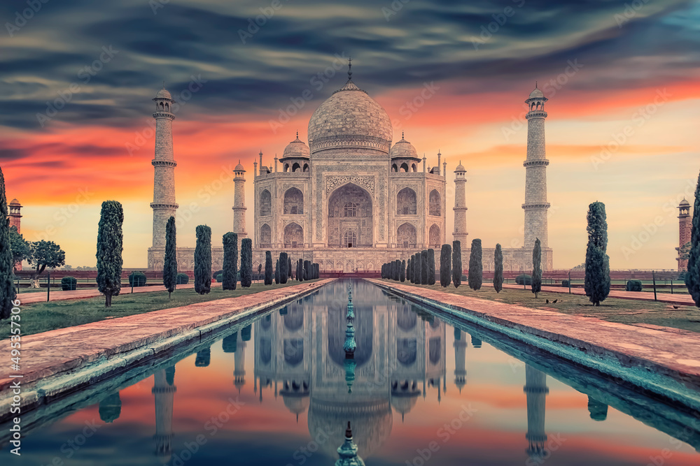 Obraz premium Taj Mahal mausoleum in Agra, Uttar Pradesh, India