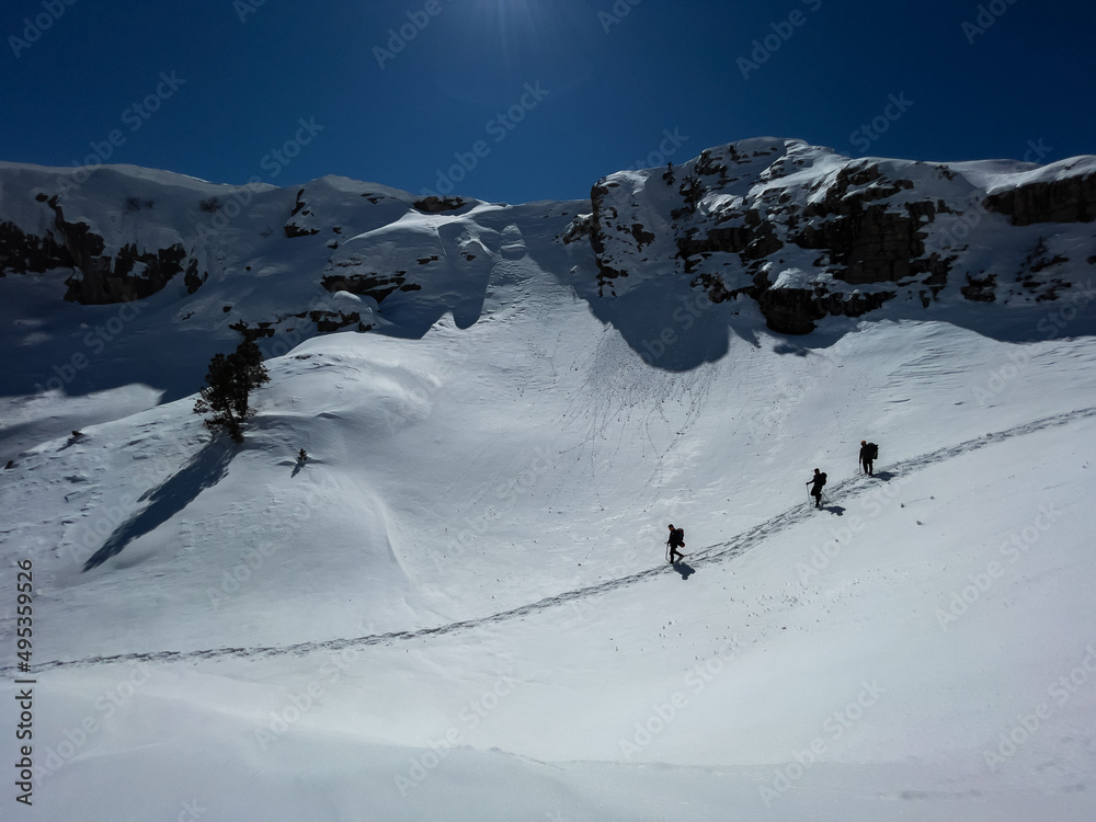 Φωτογραφία group of mountaineers returning from the mountains by following the steps they t