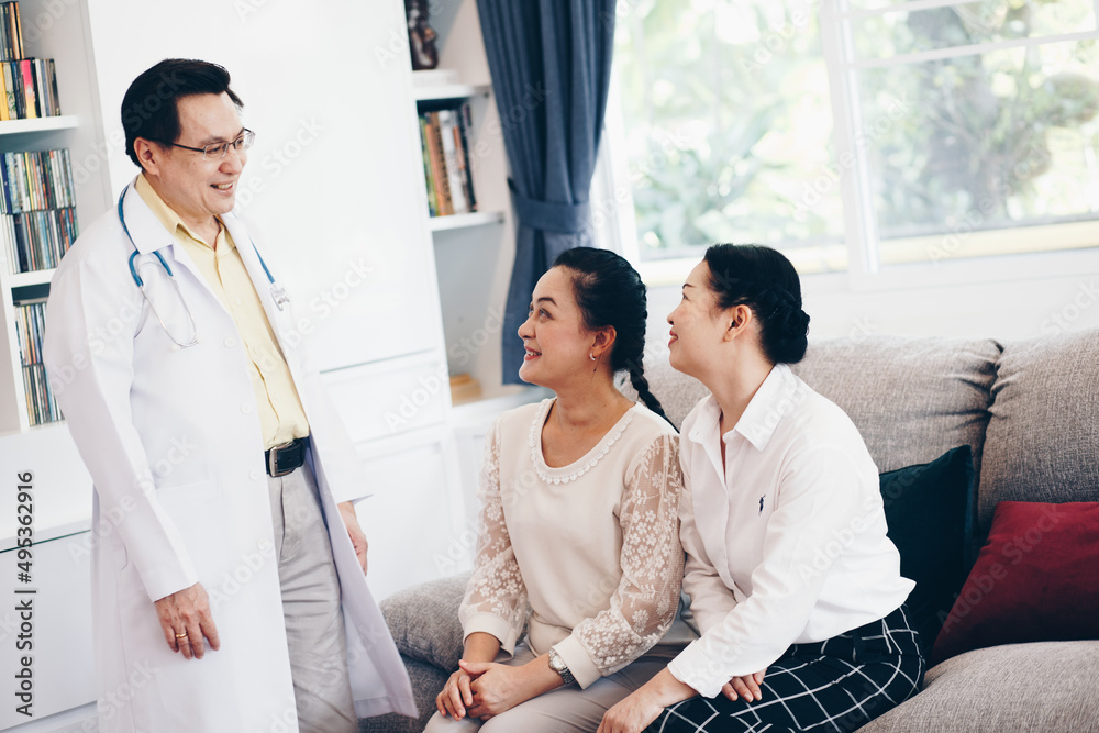 Obraz premium Senior women consult a doctor about illness