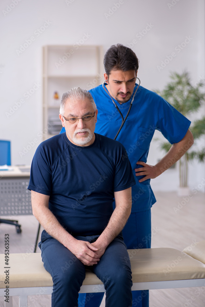 Obraz premium Old man visiting young male doctor