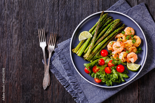 Bilde på lerret toasty asparagus with fried prawns, lime and salad
