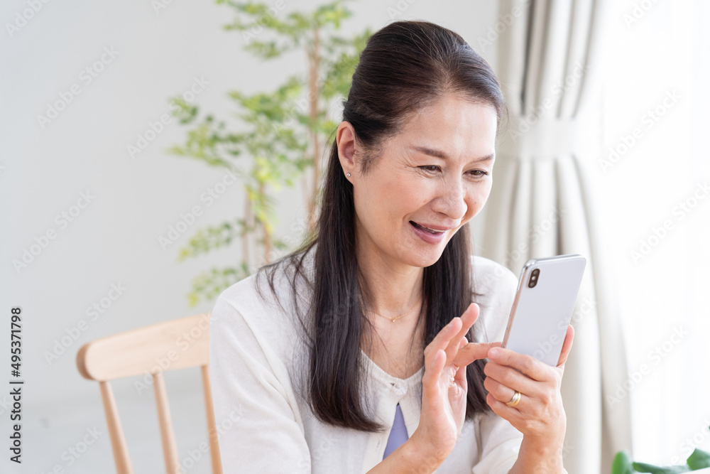 スマホを使うシニア女性 スマホを使うシニア女性