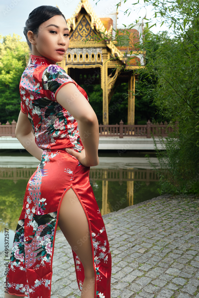 Obraz premium asian woman posing proud infront of a pagoda