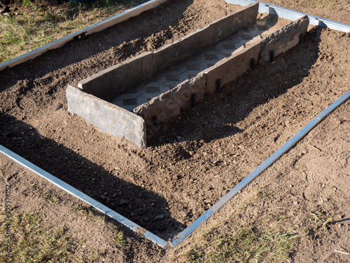 Fundament eines Treibhauses im Garten