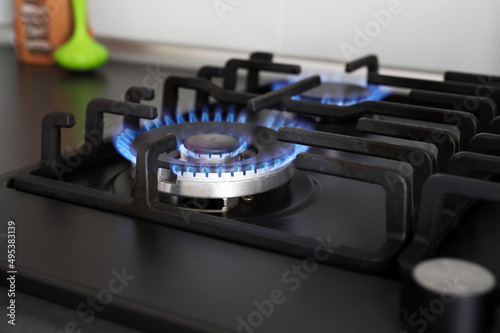 Primo piano di fuoco blu dal piano cottura della cucina con gas propano. Fornello. Crisi del gas. Prezzi in rialzo. photo