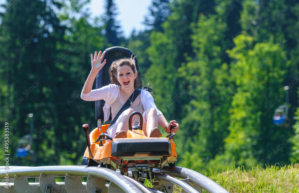 Fototapeta premium Ausgelassene Freude beim Downhill auf der Sommerrodelbahn