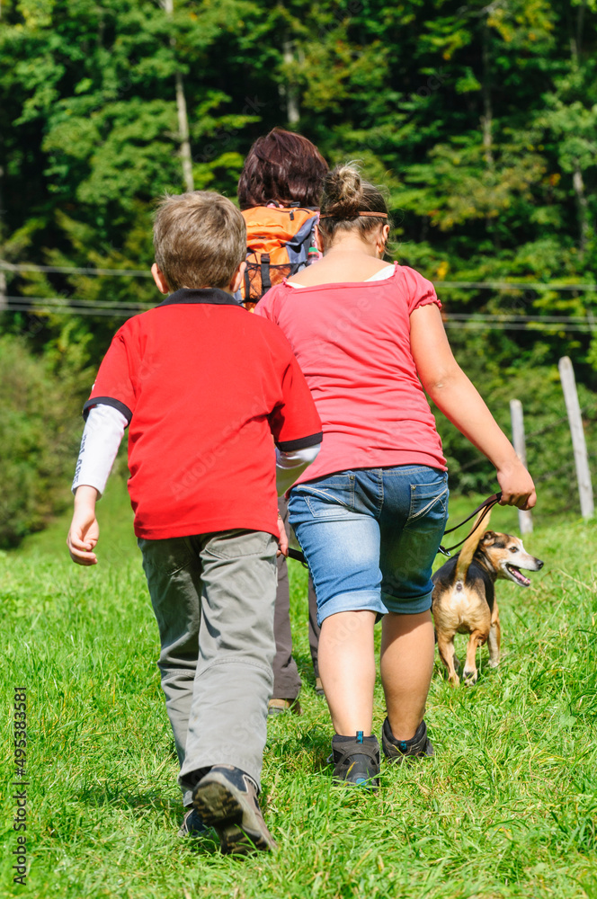 Ausflug ins Grüne mit Kindern und Hunden Ausflug ins Grüne mit Kindern und Hunden