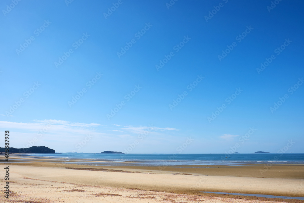 Kkotji Beach is a famous tourist destination in Taean-gun, South Korea.
Kkotji Beach is a famous tourist destination in Taean-gun, South Korea.