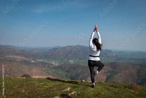 Jovem mulher a praticar ioga no alto da montanha Jara em Irouléguy no País basco photo