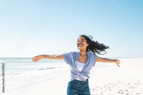 Schilderij op canvas Carefree smiling woman enjoy the summer at beach