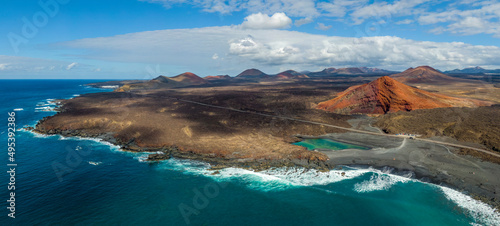 Obraz na płótnie Charco Verde lake and volcan Bermeja on the island of Lanzarote, Spain w salonie