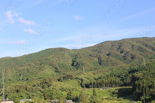 Wallpaper Mural 爽やかな青空の下に、なだらかに波打つような山がある風景 Torontodigital.ca