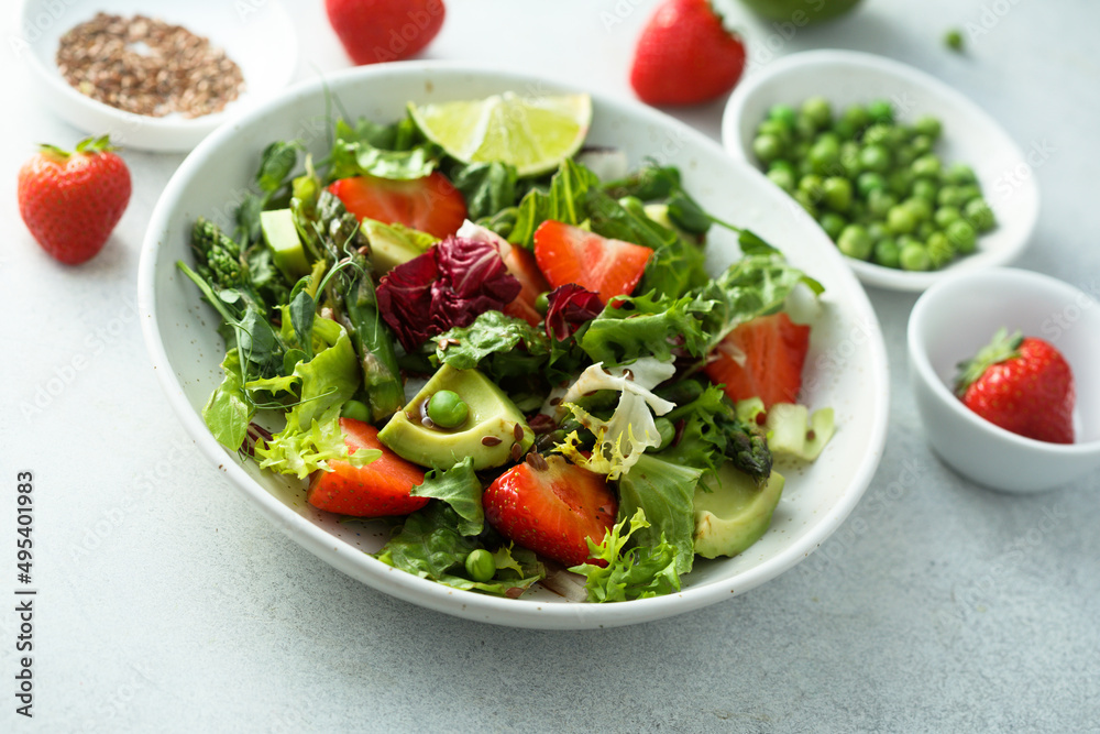 Leaf salad with strawberry and avocado