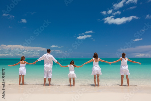 Foto Caucasian parents and daughters in island beach shallows