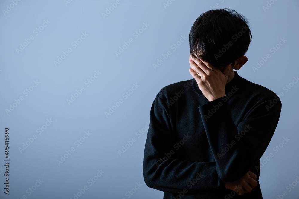 落ち込む若い男性