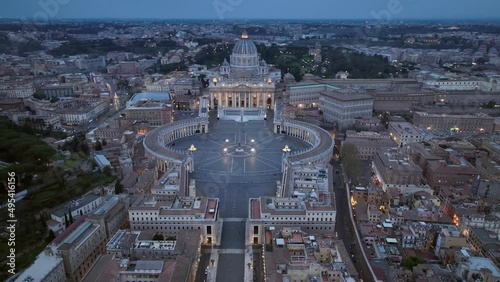Basilica di San Pietro, Città del Vatricano, all'alba di Roma.
Suggestiva ripresa aerea con drone di Via della Conciliazione e il Vaticano. photo