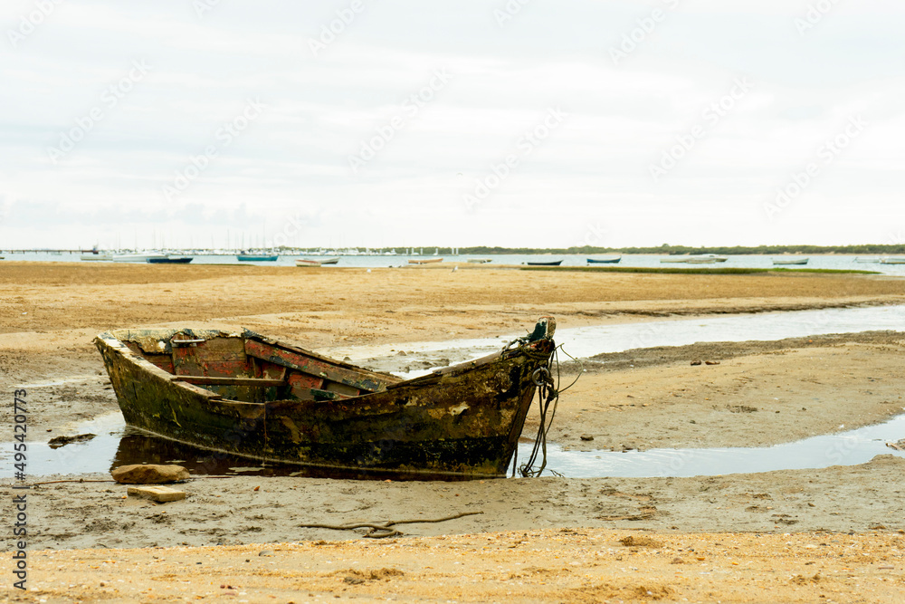 Barco pesquero abandonado.