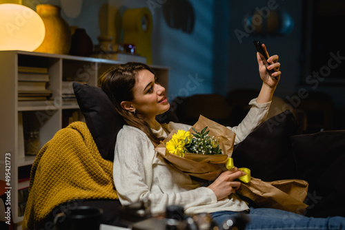 Obraz na plátně woman has online date from her home