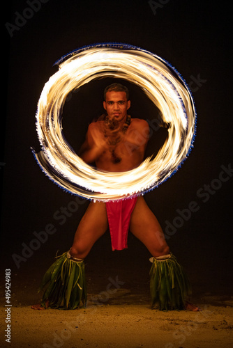 Foto Male Fire dancer with illuminated spinning flaming torch