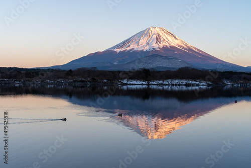 夕暮れの富士山と湖面
