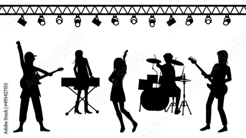 5人の音楽バンドのシルエットと照明_モノクロ