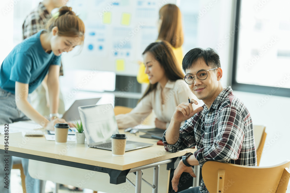 Obraz premium Group of asian young creative happy enjoy laugh smile and great success emotion teamwork people business startup entrepreneur casual brainstorm business meeting office background