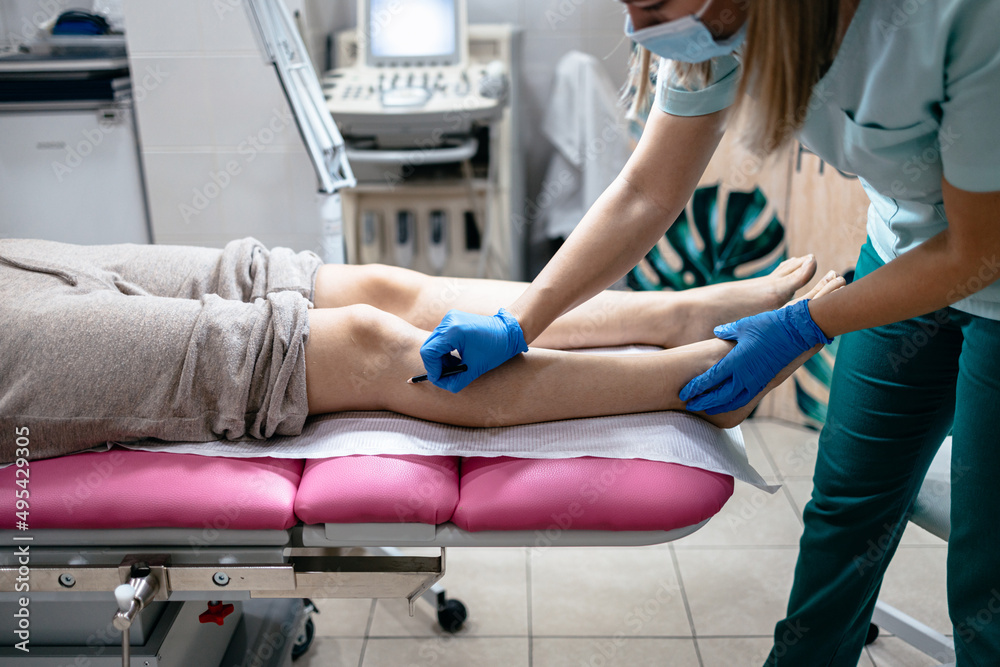 Obraz premium Young woman receiving laser epilation or permanent body hair removal treatment. Modern technology and beauty concept.