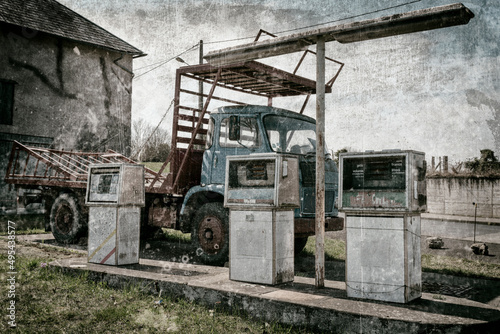 photo vintage vieux camion devant pompes    essence hors service