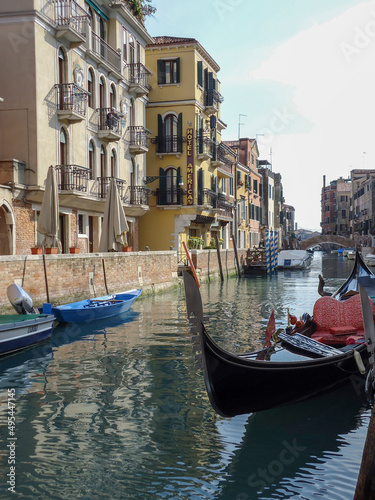 G  ndolas en un canal de Venecia  Italia